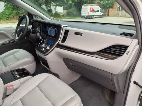 Used 2017 Toyota Sienna XLE w/ XLE Navigation Package FWD image 30