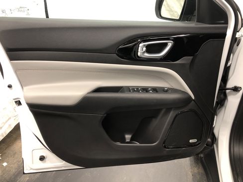 Certified 2024 Jeep Compass Limited w/ Sun and Sound Group image 16