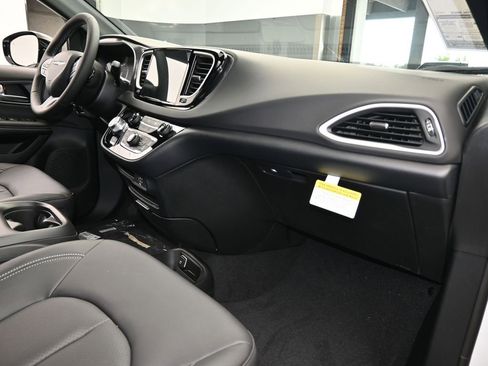 New 2026 Chrysler Voyager LX image 39