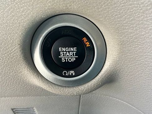 Used 2024 Chrysler Pacifica Touring-L FWD image 34