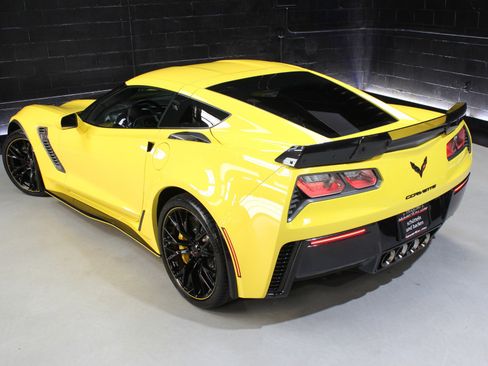 Used 2016 Chevrolet Corvette Z06 w/ 3LZ Preferred Equipment Group image 9