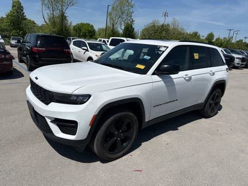 Used 2023 Jeep Grand Cherokee Altitude image 12