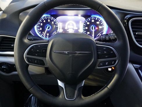 Used 2024 Chrysler Pacifica Touring-L image 25