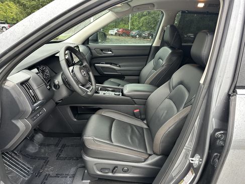 Used 2024 Nissan Pathfinder SL w/ Black Appearance Package AWD/4WD image 16