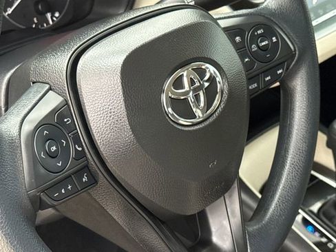 Used 2025 Toyota Corolla LE image 29