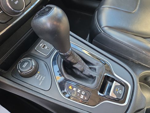 Used 2020 Jeep Cherokee Latitude Plus AWD/4WD image 21