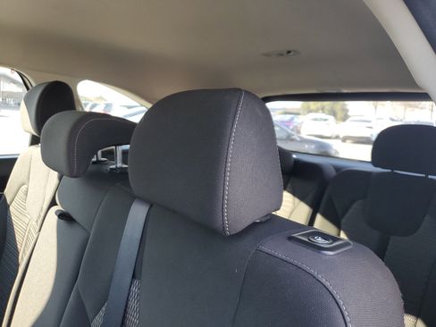 Used 2023 Kia Sorento LX image 9