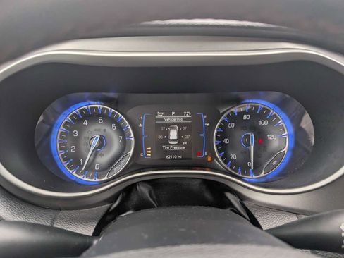 Used 2020 Chrysler Pacifica Touring-L w/ Tire & Wheel Group FWD image 17