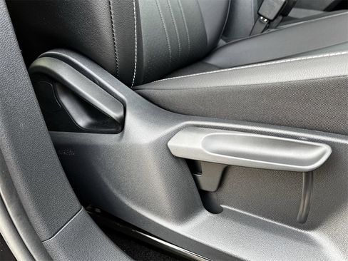 Used 2024 Volkswagen Tiguan SE image 25