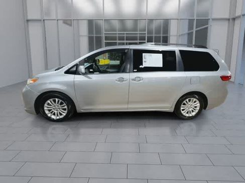Used 2015 Toyota Sienna XLE w/ XLE Navigation Package FWD image 5