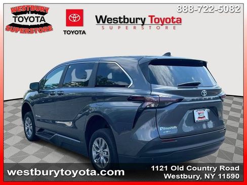 Used 2025 Toyota Sienna LE FWD image 11