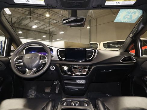 Used 2025 Chrysler Pacifica Select image 27
