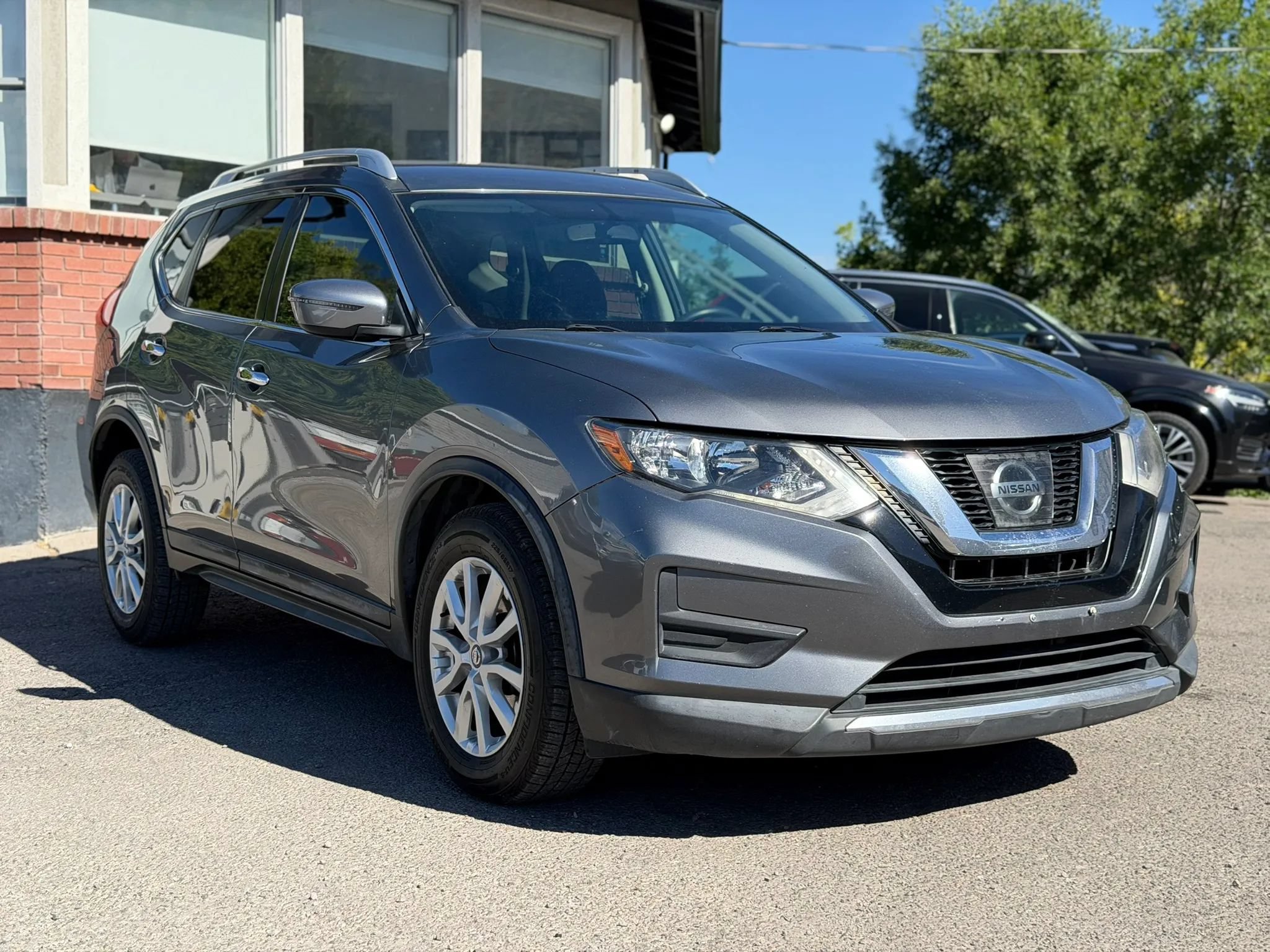 Used 2017 Nissan Rogue SV AWD/4WD image 1