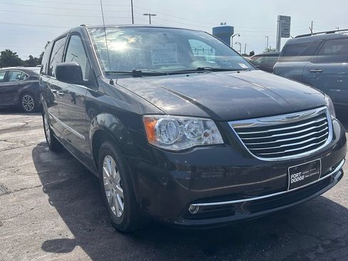 Used 2014 Chrysler Town & Country Touring w/ Driver Convenience Group FWD image 3