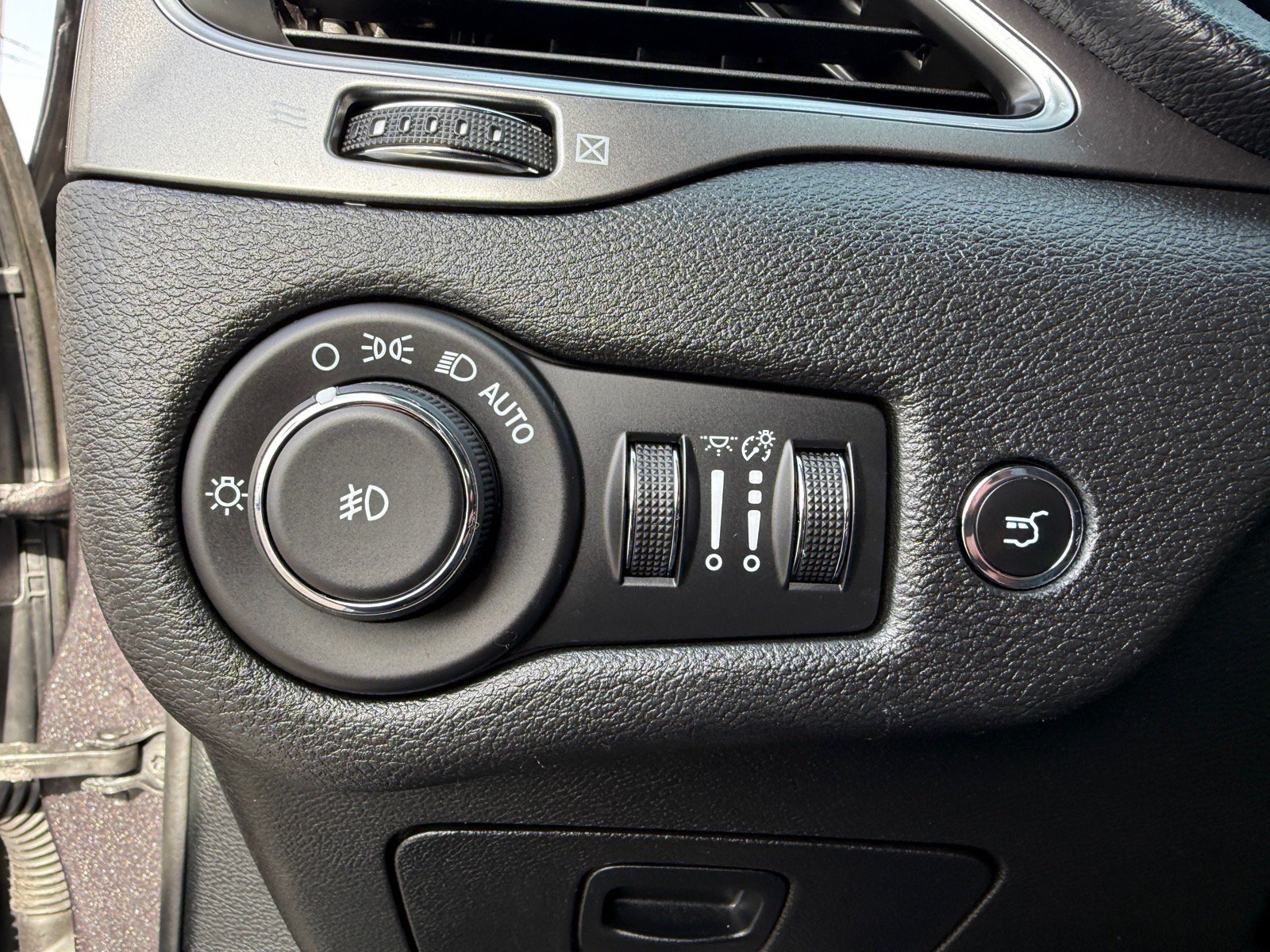 Used 2019 Jeep Cherokee Latitude Plus w/ Comfort/Convenience Group AWD/4WD image 28