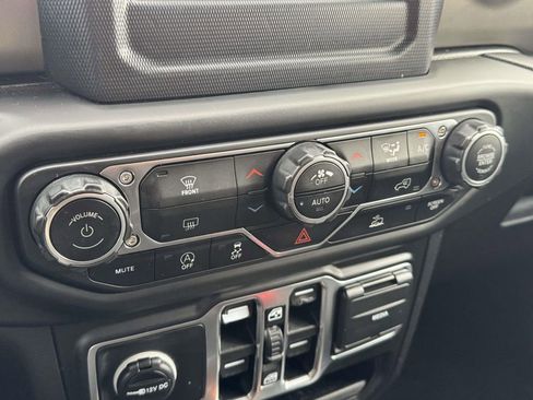 Used 2021 Jeep Gladiator Willys image 24