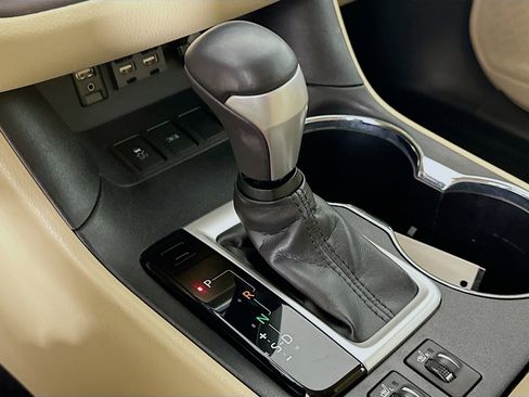 Used 2019 Toyota Highlander XLE FWD image 25