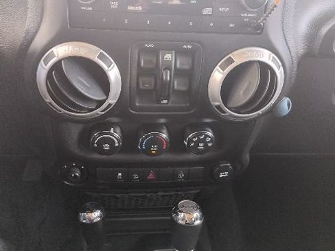 Used 2018 Jeep Wrangler Unlimited Sahara AWD/4WD image 13