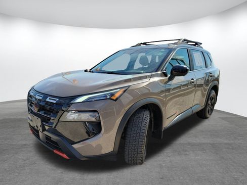 Certified 2025 Nissan Rogue SV image 3