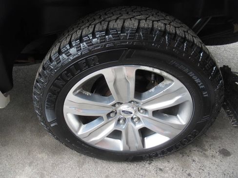 Used 2018 Ford F150 Platinum w/ Equipment Group 701A Luxury AWD/4WD image 10