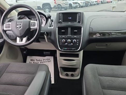 Used 2020 Dodge Grand Caravan SE w/ UConnect Hands-Free Group FWD image 2
