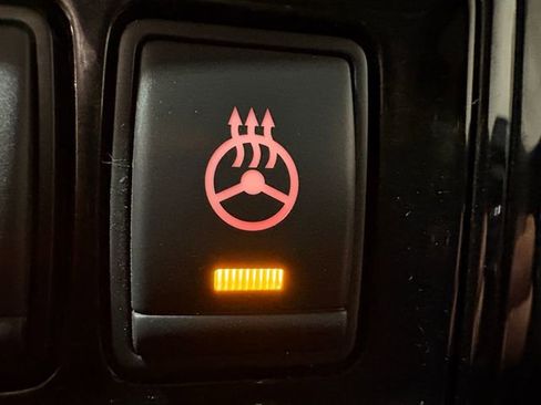 Used 2021 Nissan Titan PRO-4X w/ Pro-4x Convenience Package image 17