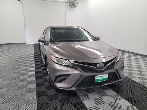 Used 2018 Toyota Camry SE FWD image 14