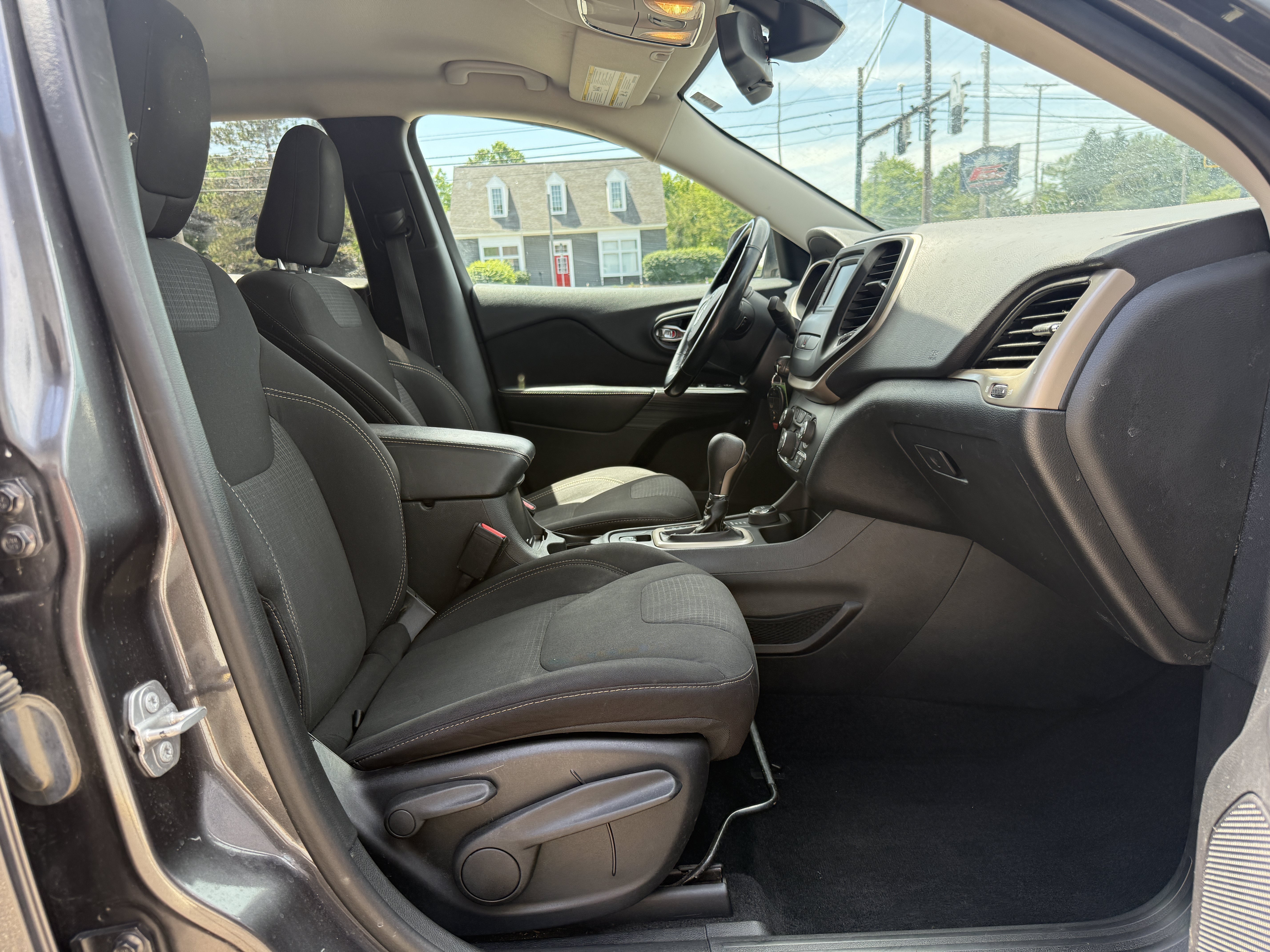 Used 2015 Jeep Cherokee Latitude w/ Cold Weather Group AWD/4WD image 12