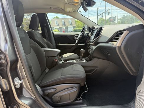 Used 2015 Jeep Cherokee Latitude w/ Cold Weather Group AWD/4WD image 12
