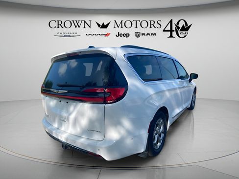 Used 2023 Chrysler Pacifica Limited w/ Trailer Tow Group FWD image 13