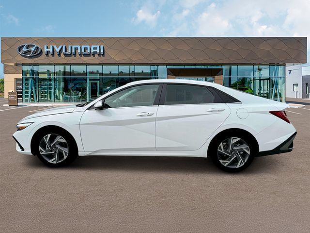 New 2025 Hyundai Elantra SEL FWD image 3