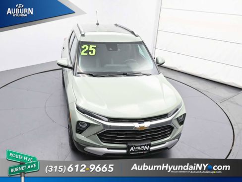 Used 2025 Chevrolet TrailBlazer LT w/ LT Cold Weather Package AWD/4WD image 29