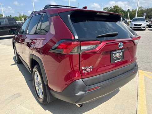 Used 2019 Toyota RAV4 LE w/ Carpet Mat Package AWD/4WD image 7
