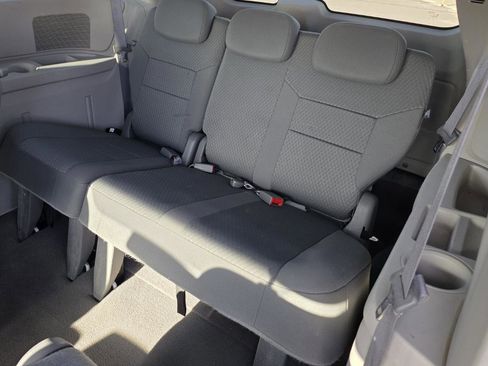 Used 2009 Chrysler Town & Country Touring image 12