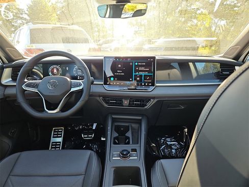 New 2025 Volkswagen Tiguan SE R-Line image 4