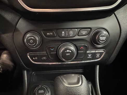 Used 2019 Jeep Cherokee Latitude w/ Cold Weather Group AWD/4WD image 22