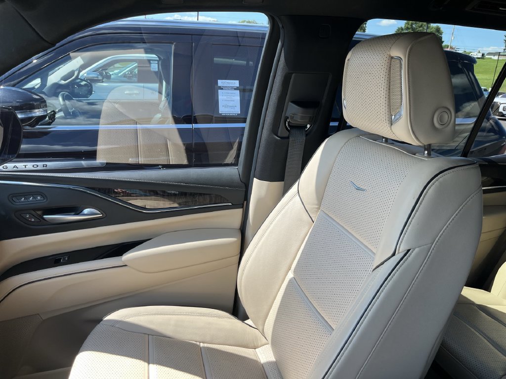 Used 2023 Cadillac Escalade Premium Luxury w/ Performance Package AWD/4WD image 27