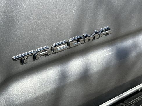 Used 2018 Toyota Tacoma TRD Sport image 11