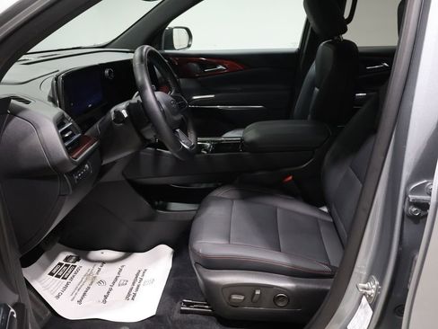 Used 2025 Chevrolet Traverse Z71 image 11