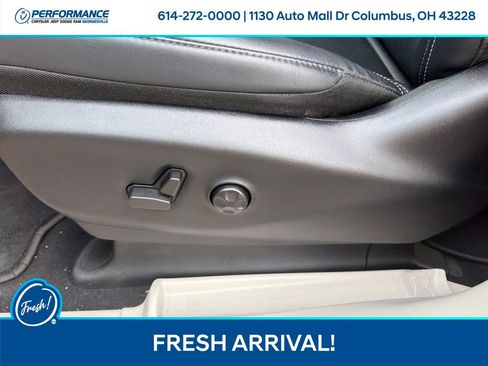 Used 2024 Chrysler Pacifica Limited FWD image 18