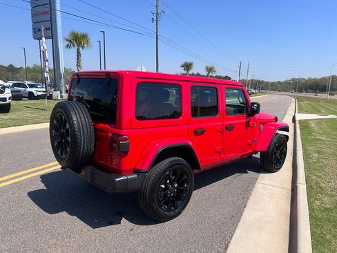 Certified 2025 Jeep Wrangler Unlimited Sahara w/ Safety Group AWD/4WD image 6