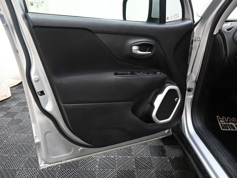 Used 2018 Jeep Renegade Latitude FWD image 20