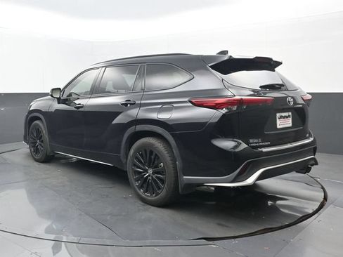 Used 2023 Toyota Highlander XSE FWD image 3