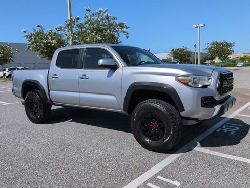 Used 2017 Toyota Tacoma TRD Off-Road w/ Tow Package (A/T) AWD/4WD image 2