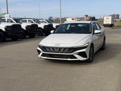 New 2026 Hyundai Elantra Blue image 12