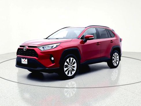 Used 2021 Toyota RAV4 XLE Premium image 4