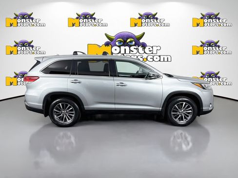 Used 2019 Toyota Highlander XLE AWD/4WD image 4
