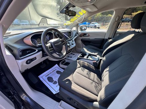 Used 2017 Chrysler Pacifica Touring Plus w/ Tire & Wheel Group image 9