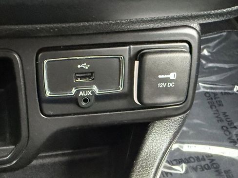 Used 2018 Jeep Renegade Latitude FWD image 24