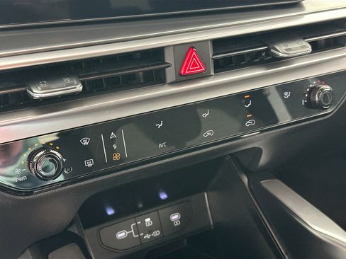 Used 2025 Kia Sorento LX image 15